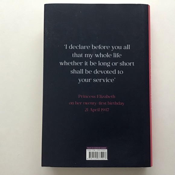 A Queen For All Seasons by Joanna Lumley Hardcover Platinum Jubilee - Picture 3 of 10